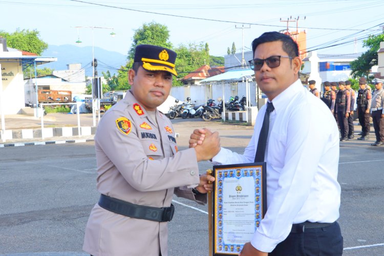 Dua Personel Polres Sikka Terima Penghargaan Kapolda NTT atas Aksi Heroik Selamatkan Anak Tenggelam