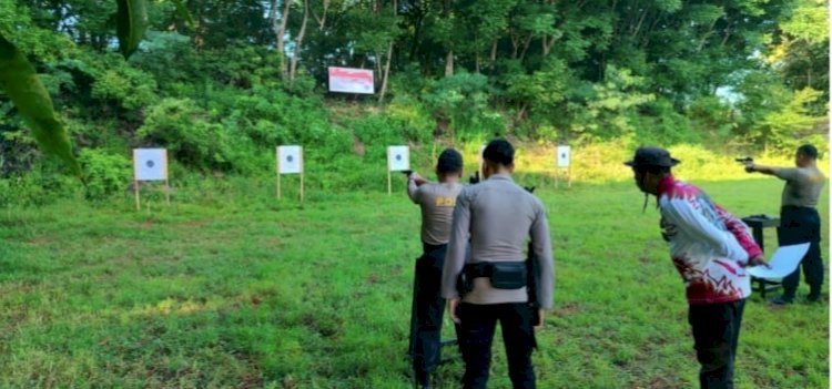 Presisi dalam Bidikan: 61 Personel Polres Sikka Ikuti Latihan Menembak di Wairita