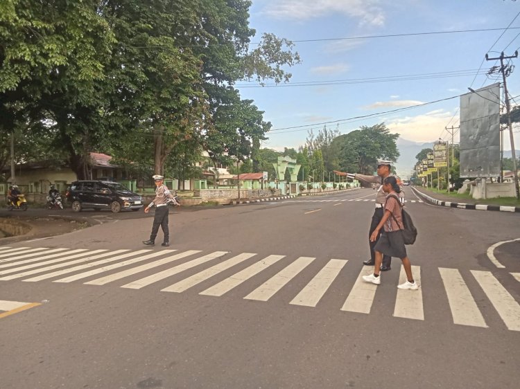 Personil Sat Lantas Polres Sikka, Laksanakan Patroli dan Pengaturan Lalu Lintas (Strong Point )