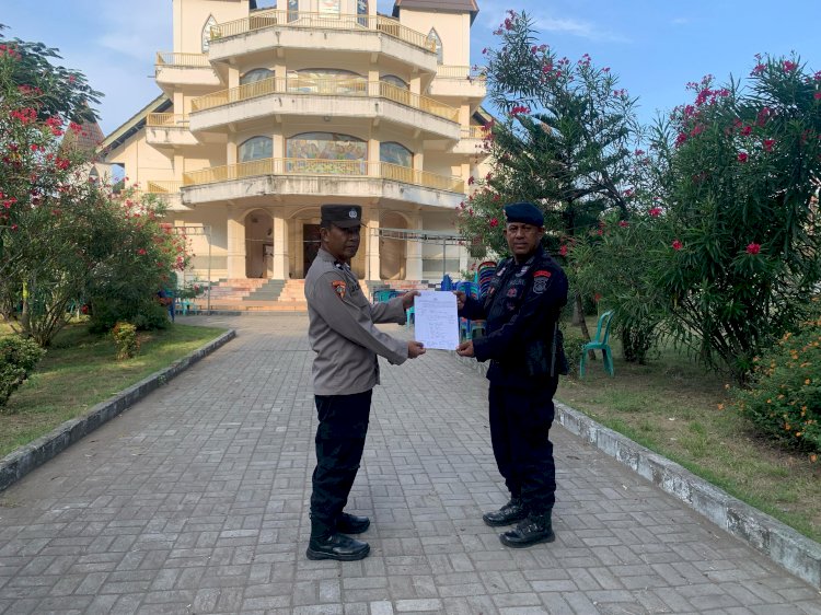 Tim Jihandak Sat Brimobda Polda NTT Laksanakan Sterilisasi Gereja Santo Thomas Morus Maumere Jelang Misa Kamis Putih