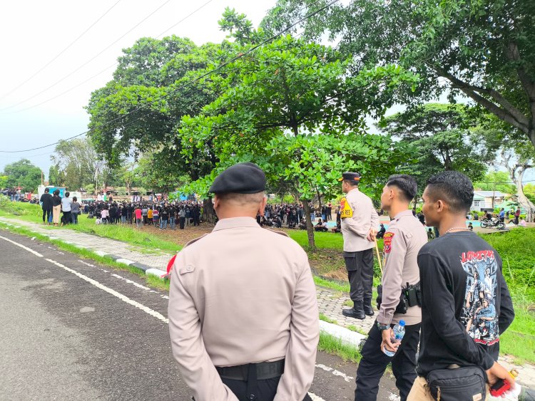 Tertib dan Kondusif, Pengamanan Jalan Salib Paroki Katedral St. Yoseph Dipimpin Langsung Kapolres Sikka