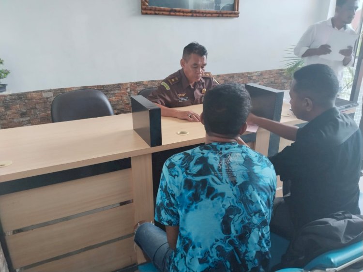 Unit Reskrim Polsek Waigete Serahkan Tersangka dan Barang Bukti Kasus Pencurian ke Kejaksaan Negeri Sikka