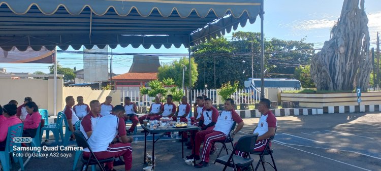 Jaga Kebugaran dan Kekompakan, Kapolres Sikka Pimpin Langsung Olahraga Bersama Personel dan Bhayangkari