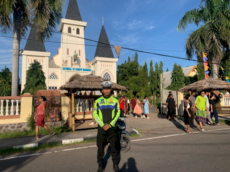 Patroli Minggu Kasih: Polres Sikka Hadirkan Rasa Aman di Tengah Umat yang Beribadah