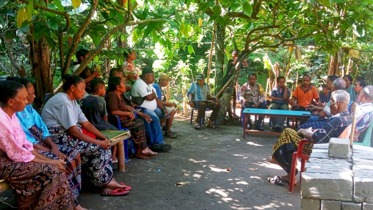 Bhabinkamtibmas Polsek Lela Polres Sikka Laksanakan Sosialisasi Kamtibmas Di Wilayah Desa Binaan