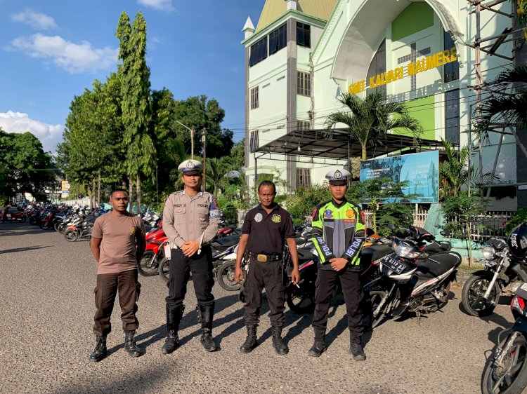 Personil Sat Lantas Polres Sikka Laksanakan Pengamanan Misa Di Tempat Ibadah Gereja Di wilayah hukum Polres Sikka.