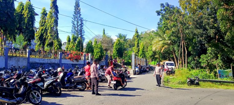 PERSONIL POLSEI NELLE POLRES SIKKA LAKSANAKAN PENGAMANAN IBADAH MISA DI GEREJA PAROKI ROH KUDUS NELLE