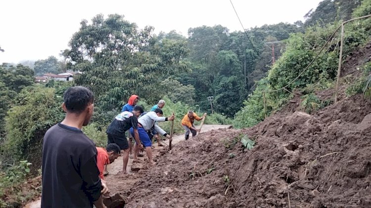 KESIGAPAN PERSONIL POLSEK PAGA, CAMAT TANAWAWO DAN WARGA MENANGANI BENCANA LONGSOR DAN POHON TUMBANG DI KEC.TANAWAWO