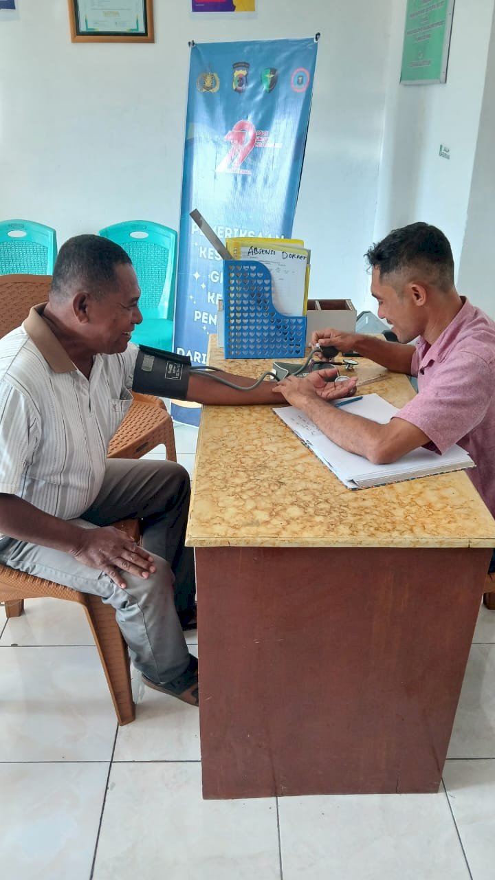 Sambut Hari Bhayangkara, Sidokkes Polres Sikka Gelar Pemeriksaan Kesehatan Gratis untuk Pengemudi Ojek