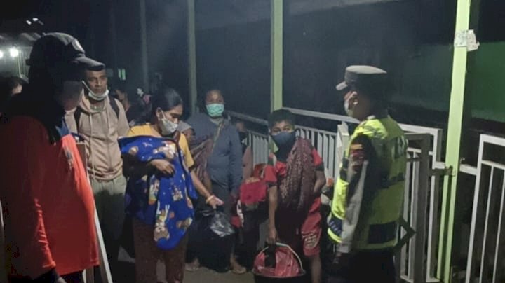Malam Tanggap Darurat: Evakuasi Ibu Menyusui dan Anak-anak dari Desa Kringa akibat Erupsi Gunung Lewotobi