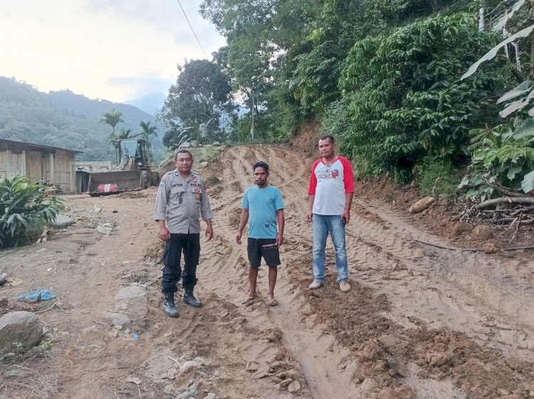 Kolaborasi Tanggap Bencana: Polsek Paga dan Pemda Sikka Tangani Longsor di Kecamatan Tanawawo