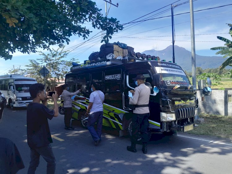 Peduli Keselamatan Warga, Polsek Waigete Polres Sikka Bagikan Masker Akibat Erupsi Gunung Lewotobi Laki-laki