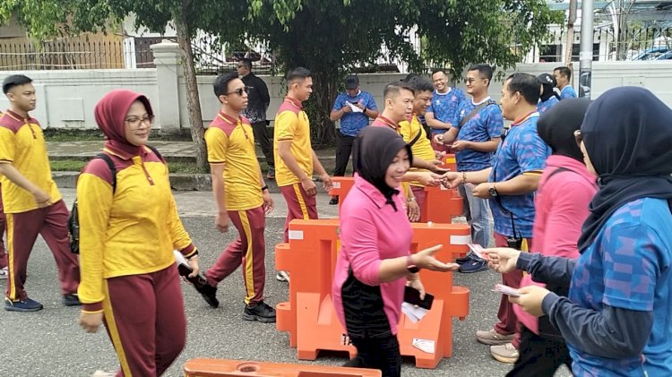 Ribuan Masyarakat dan Ratusan Hadiah Semarakkan Jalan Sehat dan Sepeda Santai Hari Bhayangkara ke -79 di Polda Kalteng