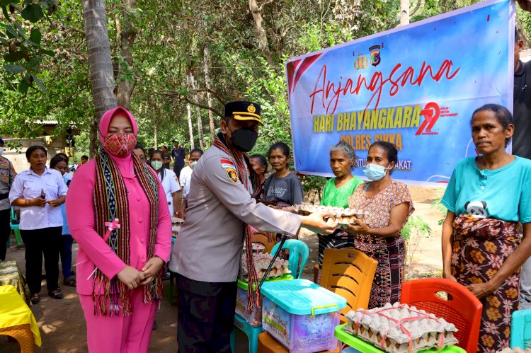 POLRI UNTUK MASYARAKAT : KAPOLRES SIKKA DIDAMPIGI KETUA BHAYANGKARI CABANG SIKKA BERSAMA JAJARAN MELAKSANAKAN BAKSOS KEMASYARAKATAN DAN PMT KEPADA ANAK STUNTING DAMPAK ERUPSI GUNUNG LEWOTOBI LAKI-LAKI