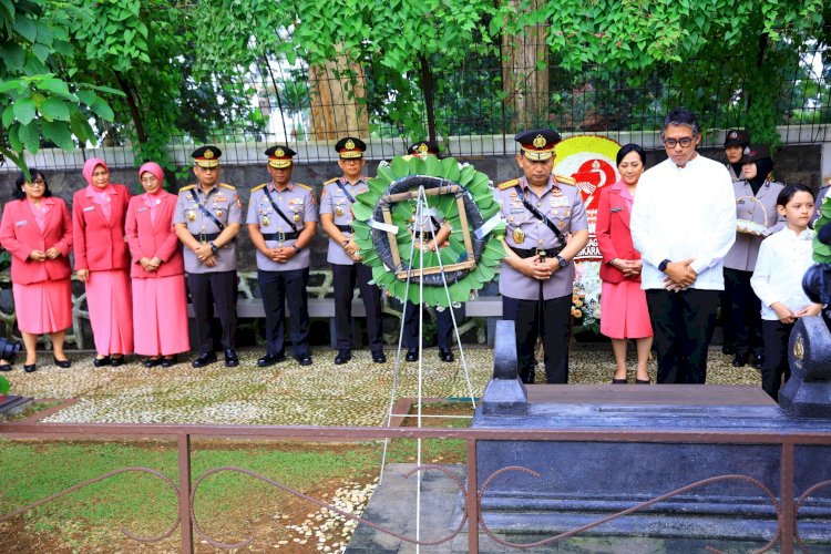Peringati Hari Bhayangkara ke-79, Kapolri Ziarah ke Makam Jenderal Hoegeng: Teladani Integritas dan Pengabdian