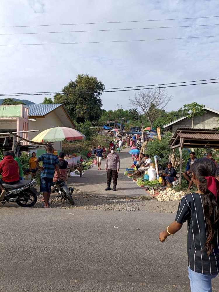 POLRI UNTUK MASYARAKAT:PATROLI DAN PENGATURAN LALU LINTAS DI  PASAR NEBE  OLEH  ANGGOTA SUB SEKTOR NEBE POLSEK WAIGETE POLRES SIKKA.