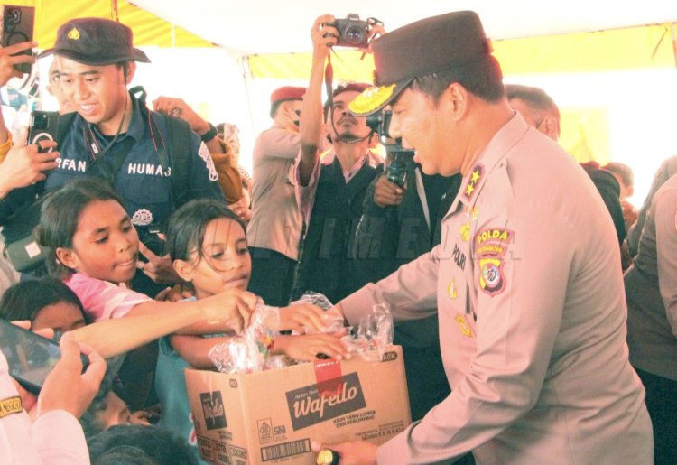 Wujud Kepedulian, Kapolda NTT Salurkan Bantuan ke Pengungsi: Polri untuk Masyarakat