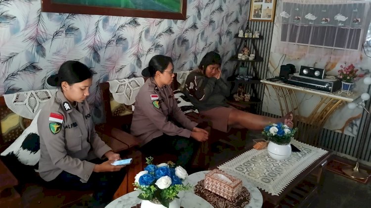 Peduli Kesehatan Personel, Sidokkes Polres Sikka Lakukan Home Visit terhadap Dua Anggota yang Sakit