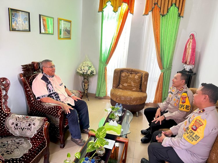 Polri dan Gereja, Satu Dalam Pelayanan untuk Rakyat: Kapolres Sikka Bersilaturahmi dengan Uskup Maumere