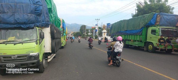 Polri Untuk Masyarakat : Pemeriksaan Dan Penertiban Kendaraan Ekspedisi Oleh Polres Sikka