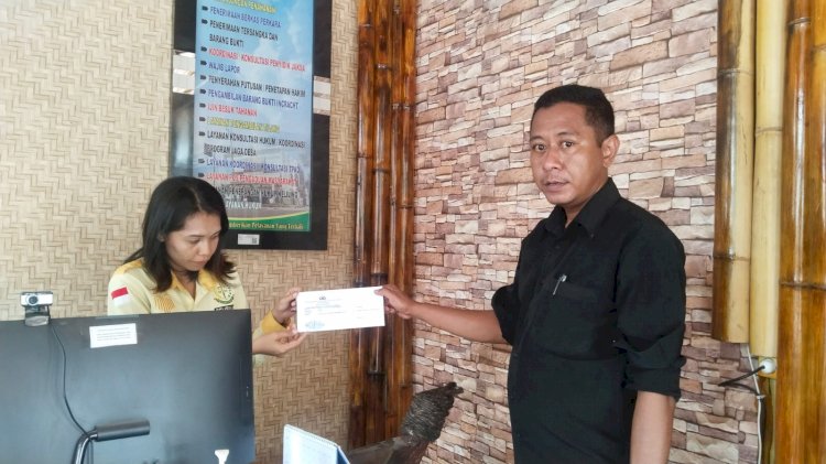 PENYIDIK POLSEK WAIGETE POLRES SIKKA MENGIRIMKAN TERSANGKA DAN BARANG BUKTI ( TAHAP II ) KE KEJAKSAAN NEGERI SIKKA