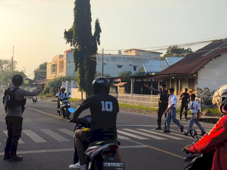 POLRI UNTUK MASYARAKAT : SATUAM SAMAPTA POLRES SIKKA LAKSANAKAN KEGIATAN RUTIN PATROLI  PAGI DAN PENGATURAN LALU LINTAS
