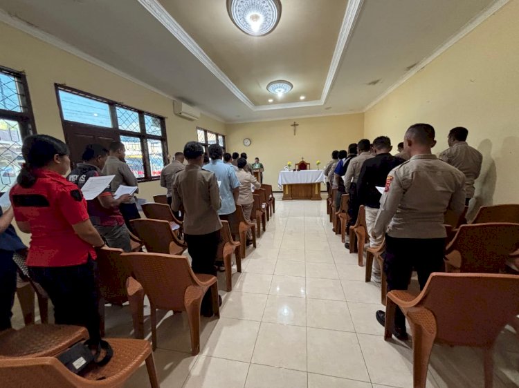 Membentuk Karakter Personil yangMeningkatkan Iman Dan Taqwa : Wadah Gereja Oikumene Polres Sikka Laksanakan Kegiatan Bimbingan Rohani Dan Mental ( Binrohtal )