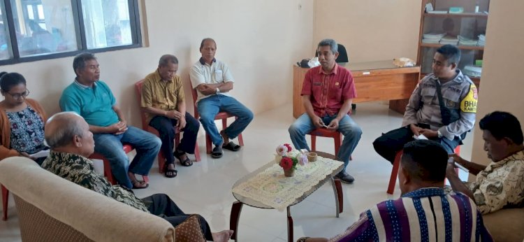 Polri Untuk Masyarakat : Bhabinkamtibmas Polsek Alok Mengikuti Rapat Interen Lembaga adat / Hakim perdamaian  Kel. Kabor, Kec. Alok, Kab.Sikka