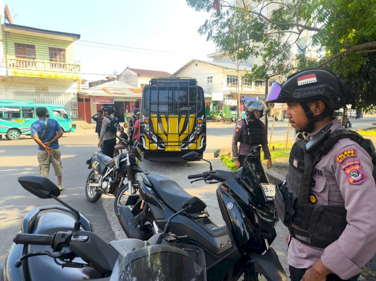 Polri Untuk Masyarakat : Unit Turjawali Sat. Samapta Polres Sikka  melaksanakan Kegiatan Patroli Kota Presisi Samapta Polri