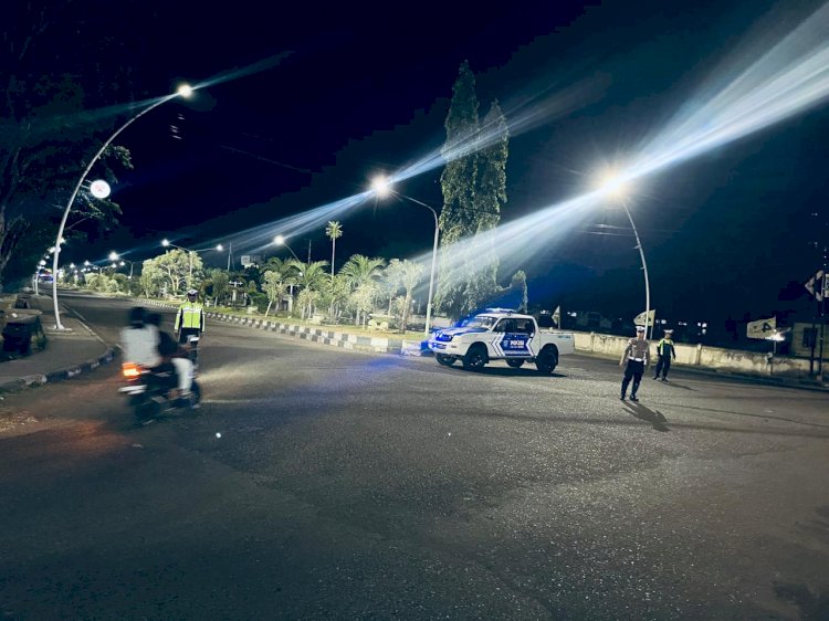 Polri Untuk Masyarakat : Personil Satuan Lalu Lintas Polres Sikka Laksanakan Kegiatan Patroli Lampu Biru di Wilayah Hukum Polres Sikka