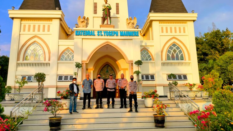 Personil Polres Sikka Diterjunkan Melaksanakan Pengamanan Ibadah/Misa di Seluruh Gereja Yang Ada Di Kab.Sikka