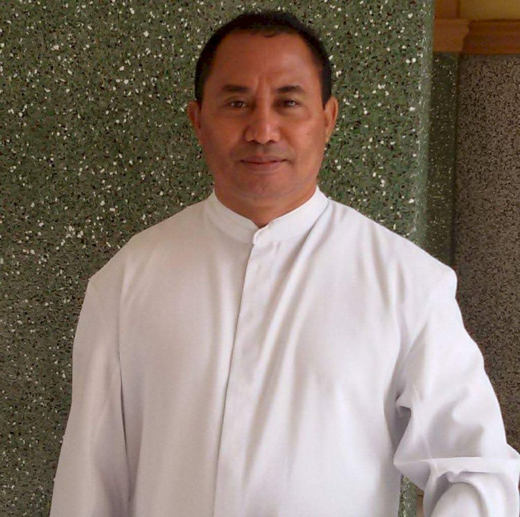 PASTOR PAROKI S.T YOSEPH MAUMERE MEMBERIKAN APRESIASI KEPADA KAPOLRES SIKKA ATAS PROGRAM PENGAMANAN KEGIATAN IBADAH  MISA MINGGUAN