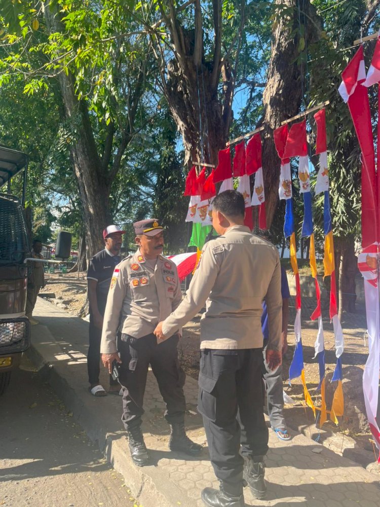 Polres Sikka Polda NTT Dibantu Warga Pasang Bendera dan Umbul-Umbul Sambut HUT Kemerdekaan RI Ke-8