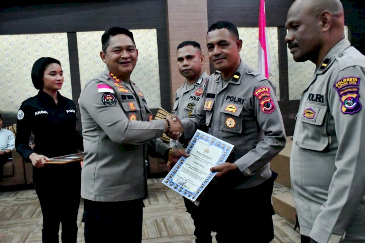 Polres Sikka Raih Penghargaan Kapolda NTT: Terbaik dan Teraktif dalam Pemanfaatan Portal Humas Polri