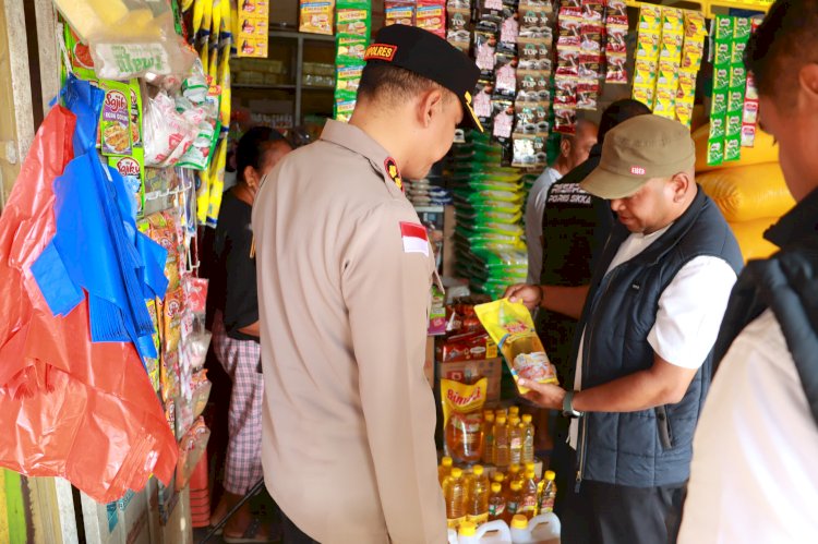 Kapolres Sikka Bersama Forkopimda Tinjau Distribusi dan Harga Sembako di Pasaran
