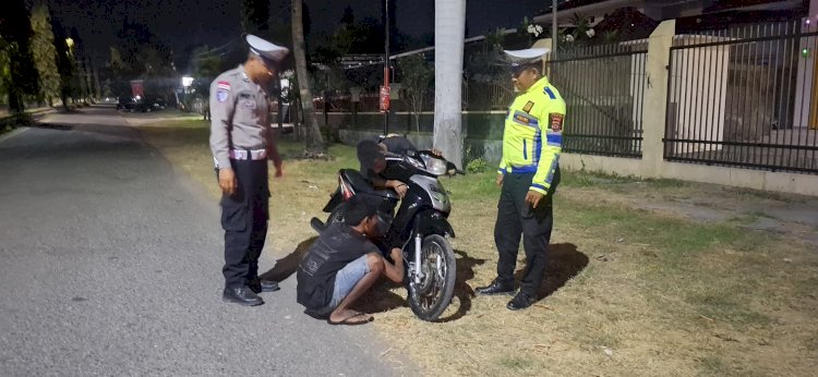 Patroli Lampu Biru Sat Lantas Polres Sikka Jaga Keamanan dan Keselamatan Pengguna Jalan di Malam Hari