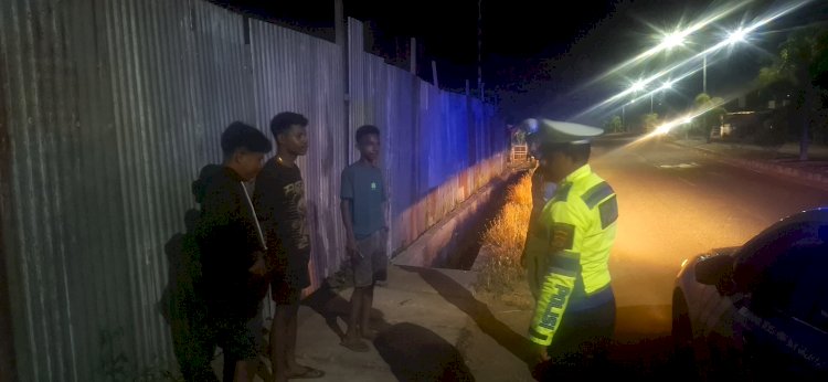 Patroli Lampu Biru Sat Lantas Polres Sikka Jaga Keamanan dan Keselamatan Pengguna Jalan di Malam Hari
