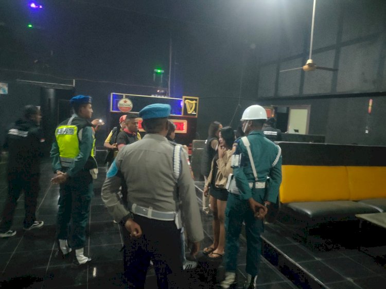 Patroli Gabungan TNI–Polri Sasar Tempat Hiburan Malam di Sikka, Pastikan Situasi Aman dan Tertib