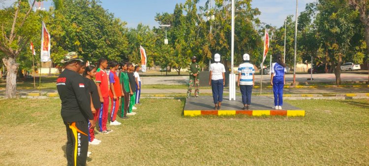 Personil Polsek Kewapante Polres Sikka Polda NTT memberikan Pelatihan Anggota Paskibraka Tingkat Kecamatan Kewapante Tahun 2025