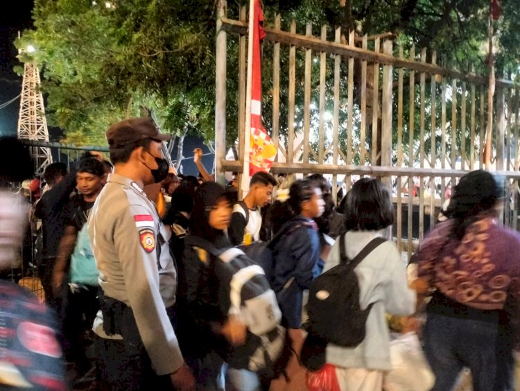 “Sinergi Petugas Amankan Kedatangan dan Keberangkatan KM Bukit Siguntang di Maumere”