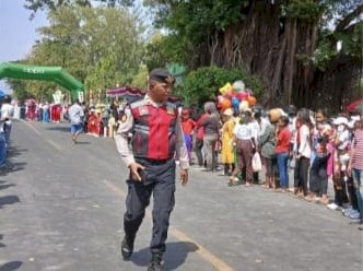 Polres Sikka dan Polsek Jajaran Amankan Gerak Jalan HUT RI ke-80, Pastikan Kegiatan Berlangsung Aman dan Kondusif