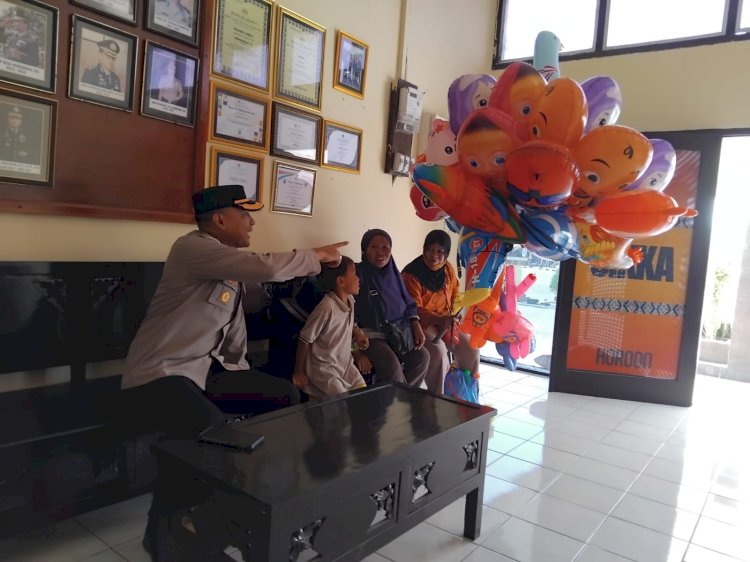 Balon Harapan: Sentuhan Hati Kapolres Sikka Polda NTT untuk Pejuang Cilik di Acara Karnaval Kota Maumere