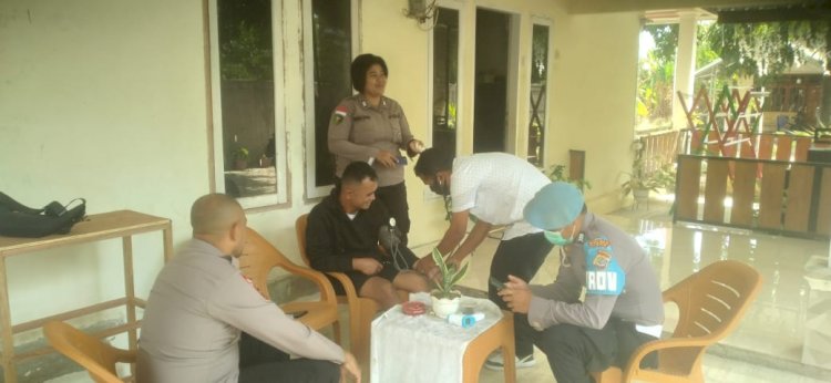 “Solidaritas Polres Sikka: Tim Sidokkes Kunjungi Personel yang Sakit”