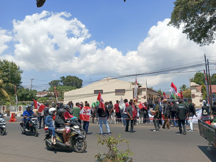 Aksi Damai Cipayung Sikka dan BEM Unimof Disambut Humanis oleh Polres Sikka