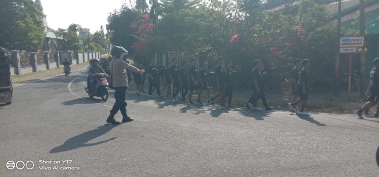 Polsek Nita Polres Sikka Kawal Gerak Jalan Santai HUT ke-70 Seminari Tinggi St. Petrus Ritapiret