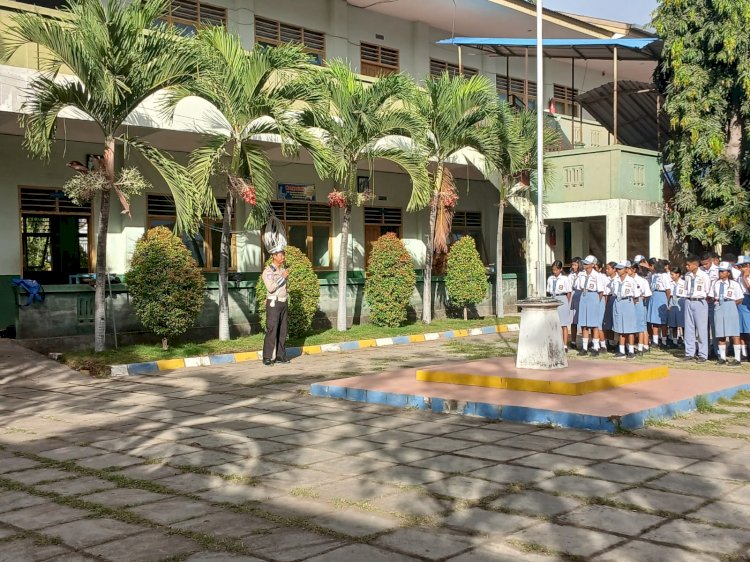 Police Go To School: Personil Polres Sikka Polda NTT Jadi Inspektur Upacara di Sekolah