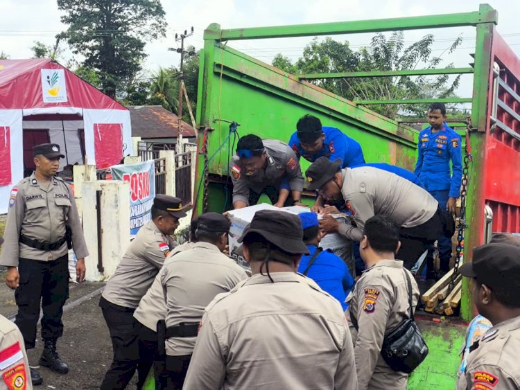 Sinergi Dua Polres Polda NTT: Logistik Aman Tersalur ke Warga Terdampak Bencana di Nagekeo
