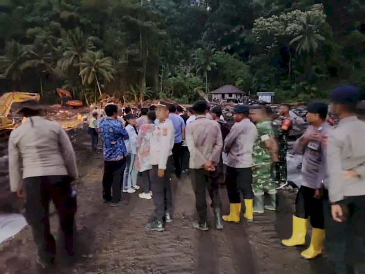 Gubernur NTT Dampingi Polri Salurkan Bantuan Mabes Polri di Kecamatan Mauponggo