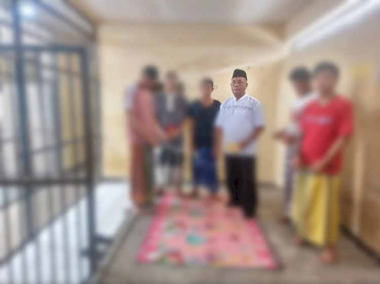 Kasat Tahti Polres Sikka Polda NTT Pimpin Doa Bersama Tahanan: Wujud Kepedulian dan Pembinaan Spiritual