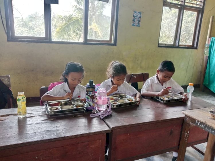 “Ribuan Anak di Kangae Nikmati Makan Bergizi Gratis, Polsek Kewapante Polres Sikka Pastikan Aman”